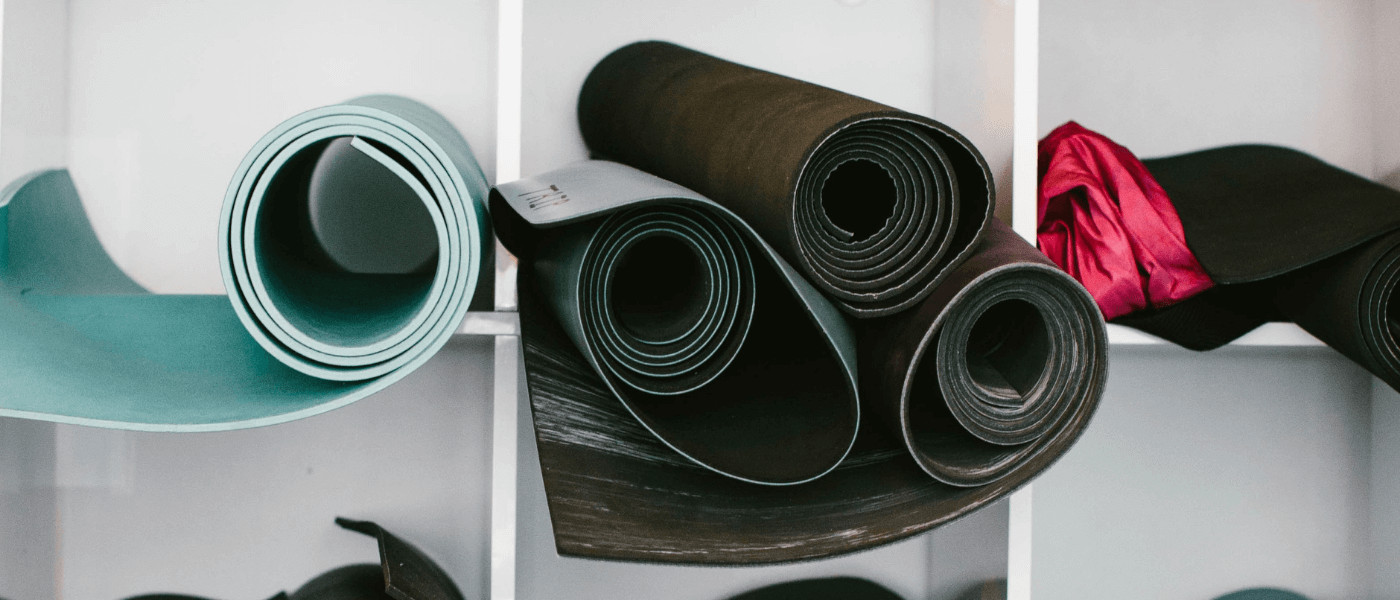 trois tapis de yoga mat noir et vert