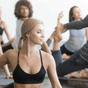 groupe de yoga débutants facile seance cours yoga en classe