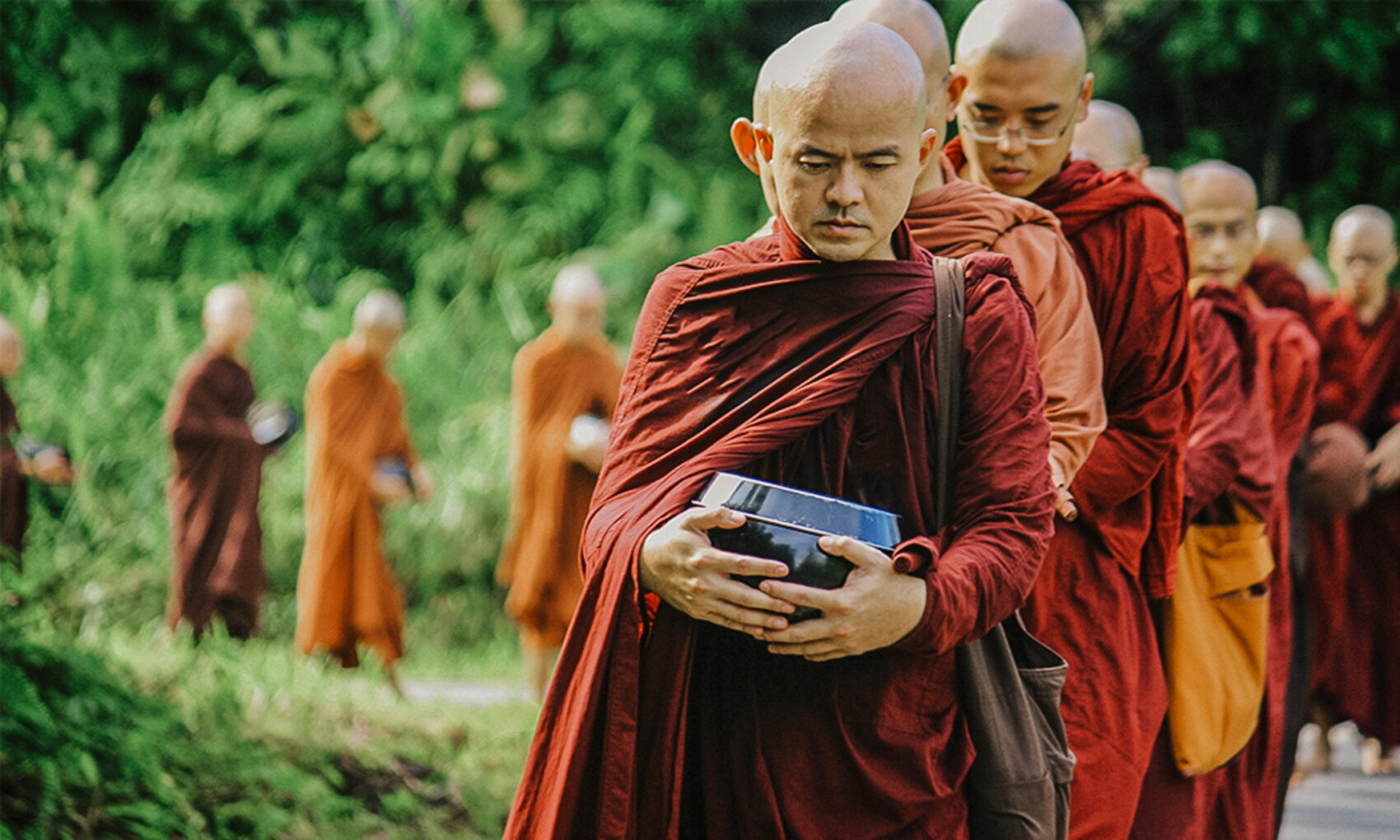Monjes budistas caminando silenciosamente en fila